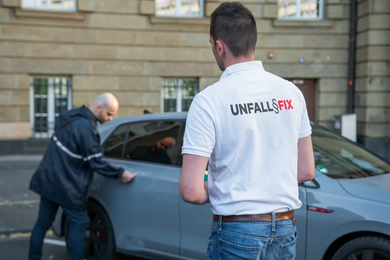 UNFALL§FIX Kundendienst am Fahrzeug